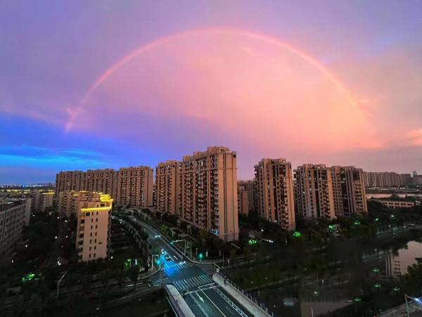 ロマンチック！虹と炎の雲が一緒に現れる